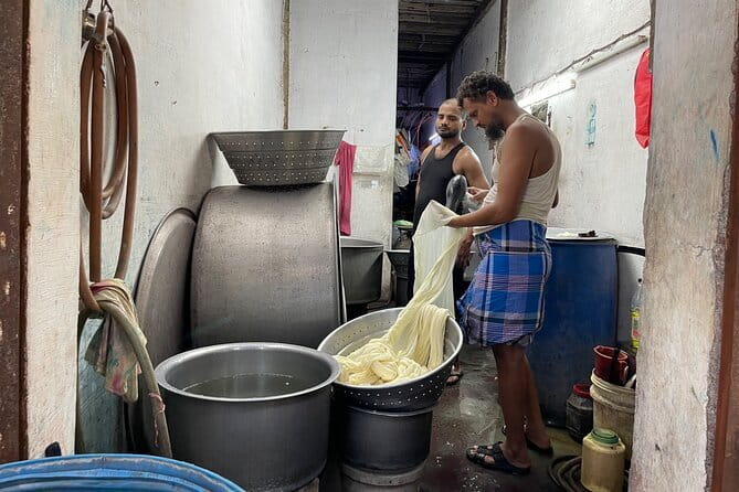 Dharavi Slum & Dhobi Ghat Mumbai: Private Guided Tour - Dharavi slum tour: Looking past stereotypes to the working industries