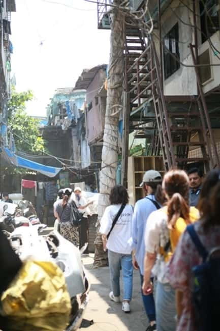 Dhobi Ghat Laundry and Dharavi Slum Tour with Local Train - Transition by local train: real movement through Mumbai