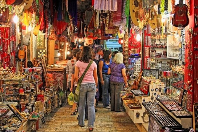 Magical Markets Tour in Mumbai with a local - Starting at Shree Swaminarayan Mandir: the calm opener