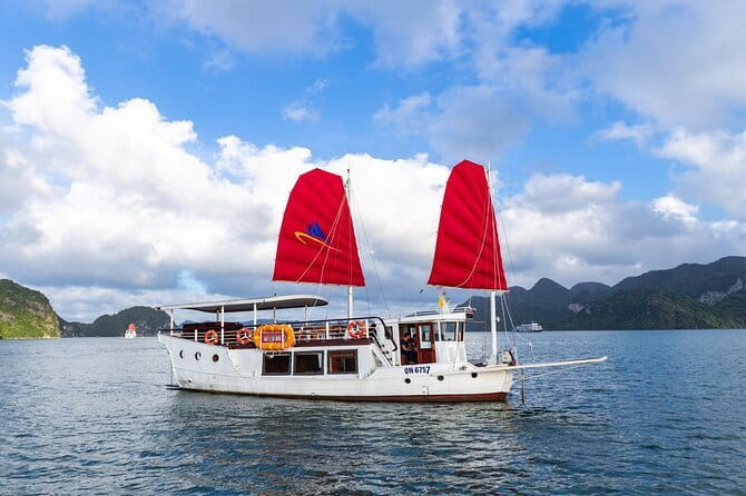 Mumbai Bay Breeze Sail on a Compact Yacht Experience - Crew and Safety: What “Friendly and Coordinated” Looks Like in Practice