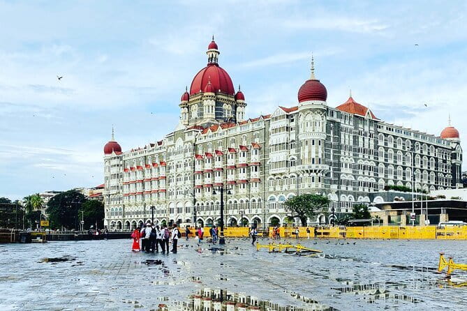 Mumbai By Dawn Morning Markets & The World’s Largest Laundry - Dadar Flower Market: color, scent, and quick decisions