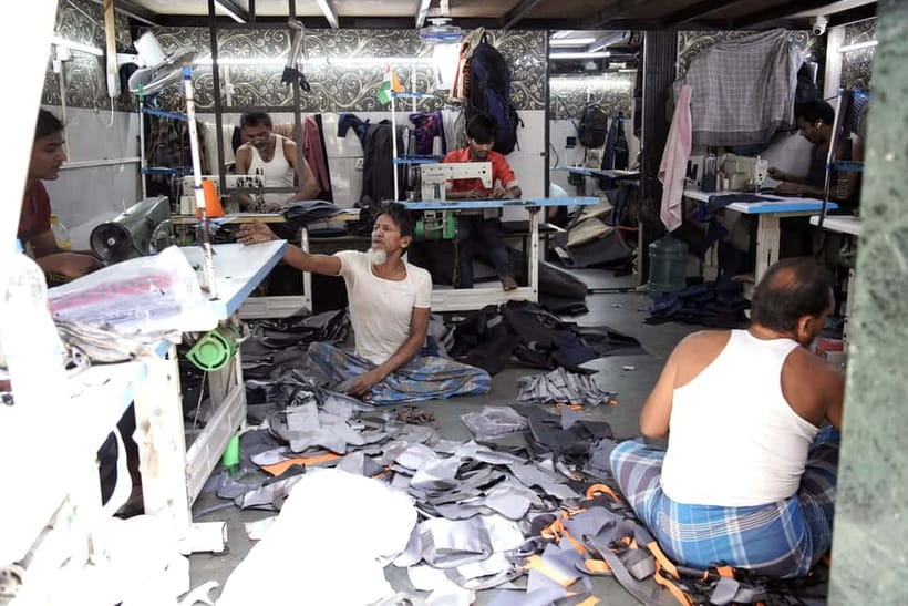 Mumbai: City & Slum Full-Day Exploration - Dhobi Ghat: the world of open-air laundry at street level