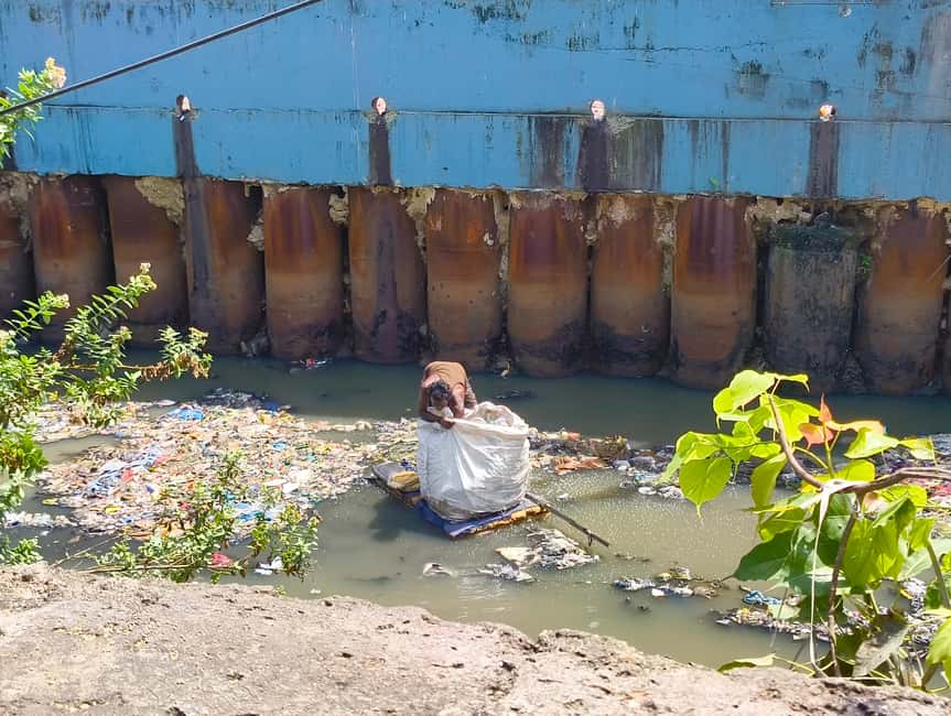 "Mumbai Dharavi Slum Tour" - The railway bridge briefing: setting context before you walk