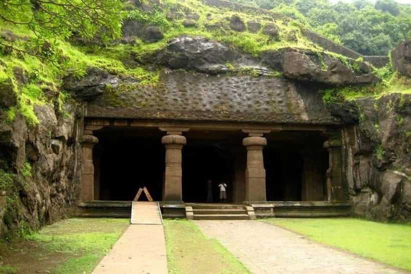 Mumbai: Elephanta Caves Tour with Ferry - Gateway of India meeting point and the ferry rhythm