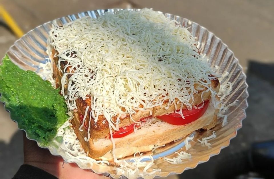 Mumbai: Evening Local Street Food Tour with Sightseeing - Starting With Chowpatty Beach: The Vegetarian Hit That Sets the Tone