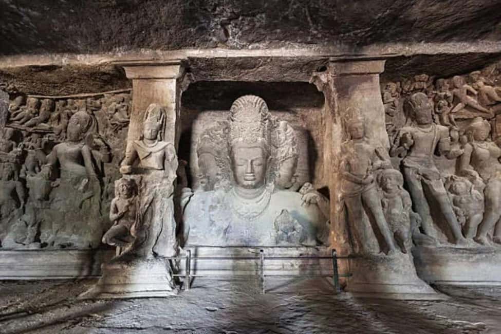 Mumbai: Full-Day Guided City Tour with Elephanta Caves - Gateway of India and the Taj Mahal Palace: more than a postcard view