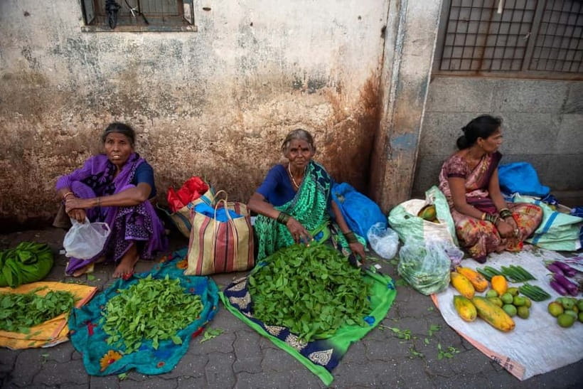 Mumbai Market and Temple Tour With Cow Shelter Visit - How well the guide experience can make or break the day