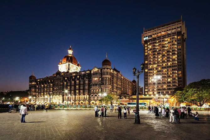Mumbai Night Tour: Queen’s Necklace, Skyline & Heritage Lights - Horniman Circle Garden: a calm break around big buildings