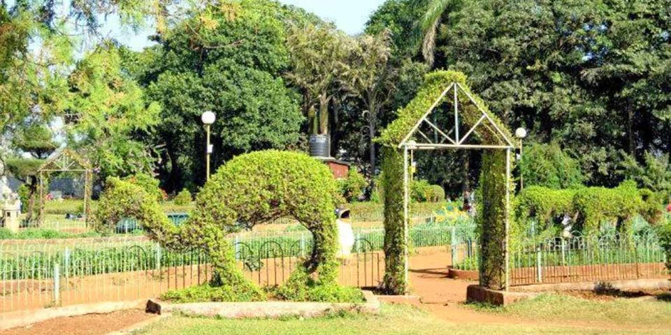 Mumbai: Private Guided Full-Day City Sightseeing Tour - South Mumbai Coast: Marine Drive and Girgaum Chowpatty