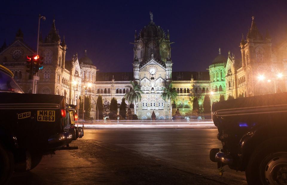 Mumbai: Private Walking Tour with a Local - Food and local stops: how this tour helps you eat like you live there