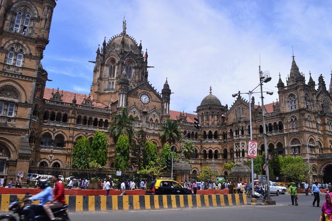 Mumbai Sightseeing with Dharavi Slum - Gateway of India and the Taj Mahal Palace Hotel: the “welcome” and the message