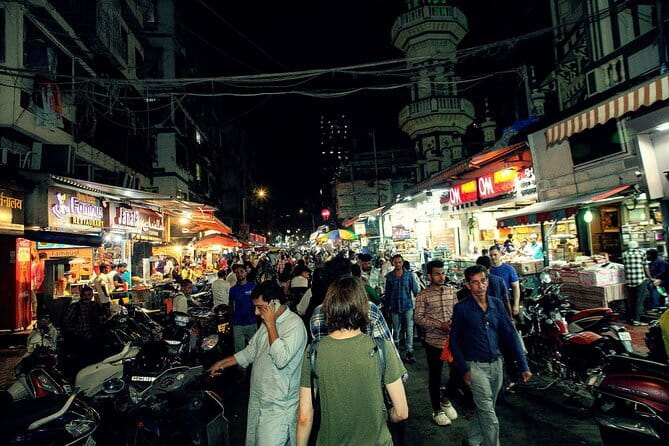 Mumbai Street Food & Temple Tour: Hidden Markets & Night Bazaar - A Hindu temple stop and evening rituals: context for the city’s spiritual timing