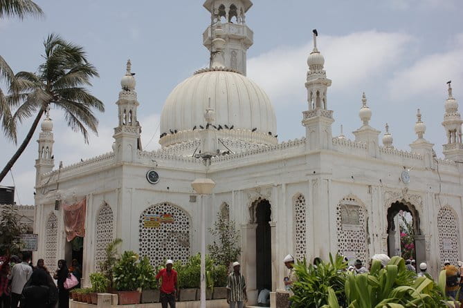 Sacred sites Mumbai tour: Hinduism, Christianity, Judaism & more - Nipponzan Myohoji Buddha Temple: a Japanese Buddhist thread