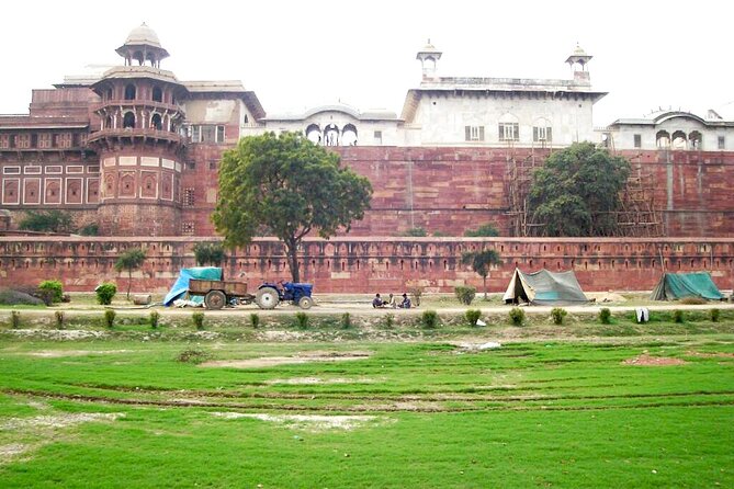 Same Day Tour from Mumbai to Taj Mahal and Agra With Flights - Lunch at Pinch of Spice: why a planned stop helps